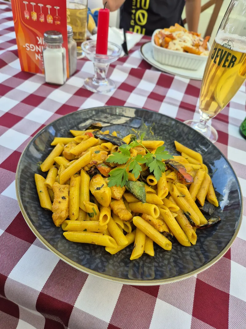 Penne Orientale mit Hähnchen und Currysauce