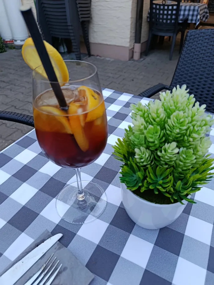 Ein Spritz mit Orangenscheibe auf der Terrasse