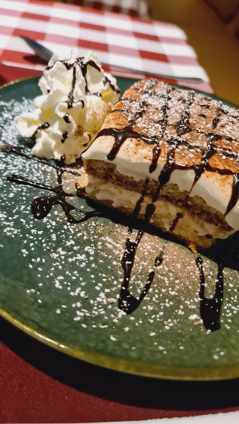 Tiramisu mit Sahne und Schokoladensoße